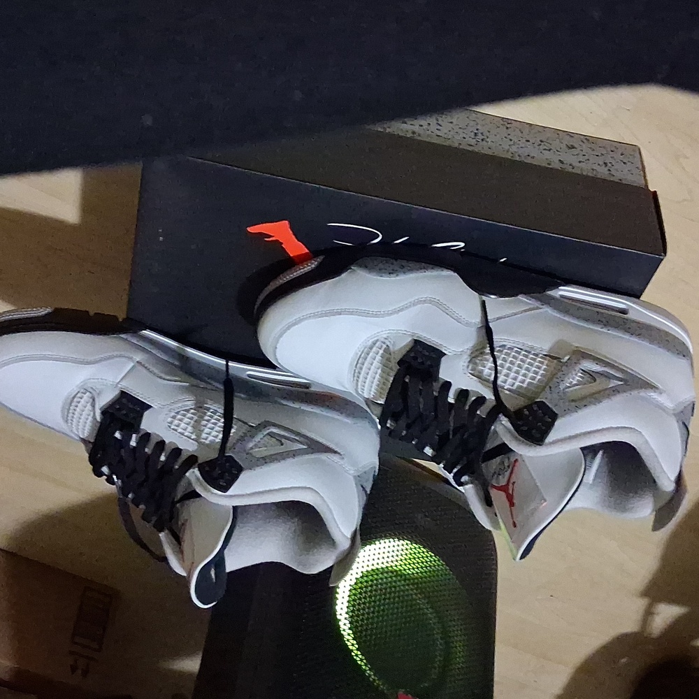 Jordan 4 White Cement (2025) - Picture 2 of 4